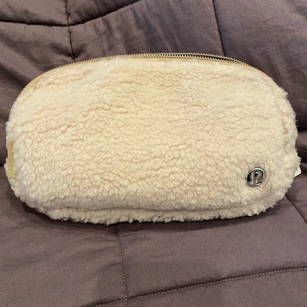 Lululemon Everywhere Belt Bag FLEECE, NATURAL IVORY/TRENCH, new, hard to find